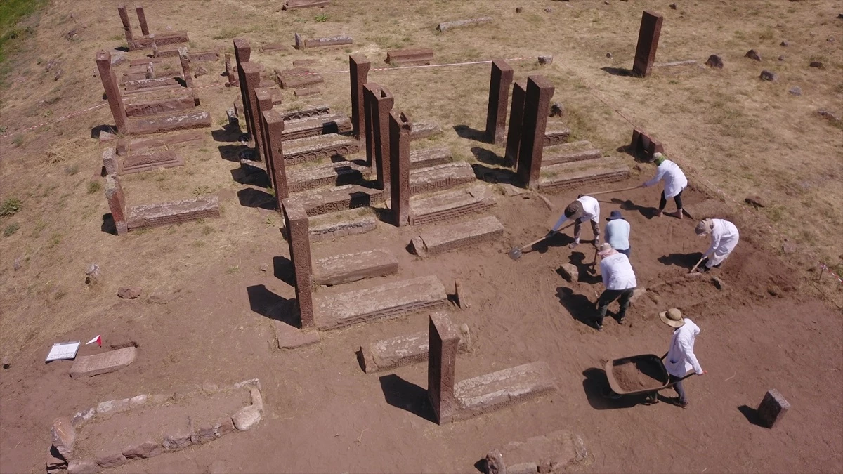 Ahlat'taki Selçuklu Meydan Mezarlığı'nda Restorasyon Çalışmaları Devam Ediyor