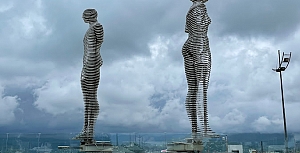 Batum, Gürcistan’ın özerk cumhuriyeti Acara’nın başkenti olan Karadeniz kıyısındaki liman kenti. Nüfusu 169.100 olan Batum, önemli bir liman ve ticaret mer