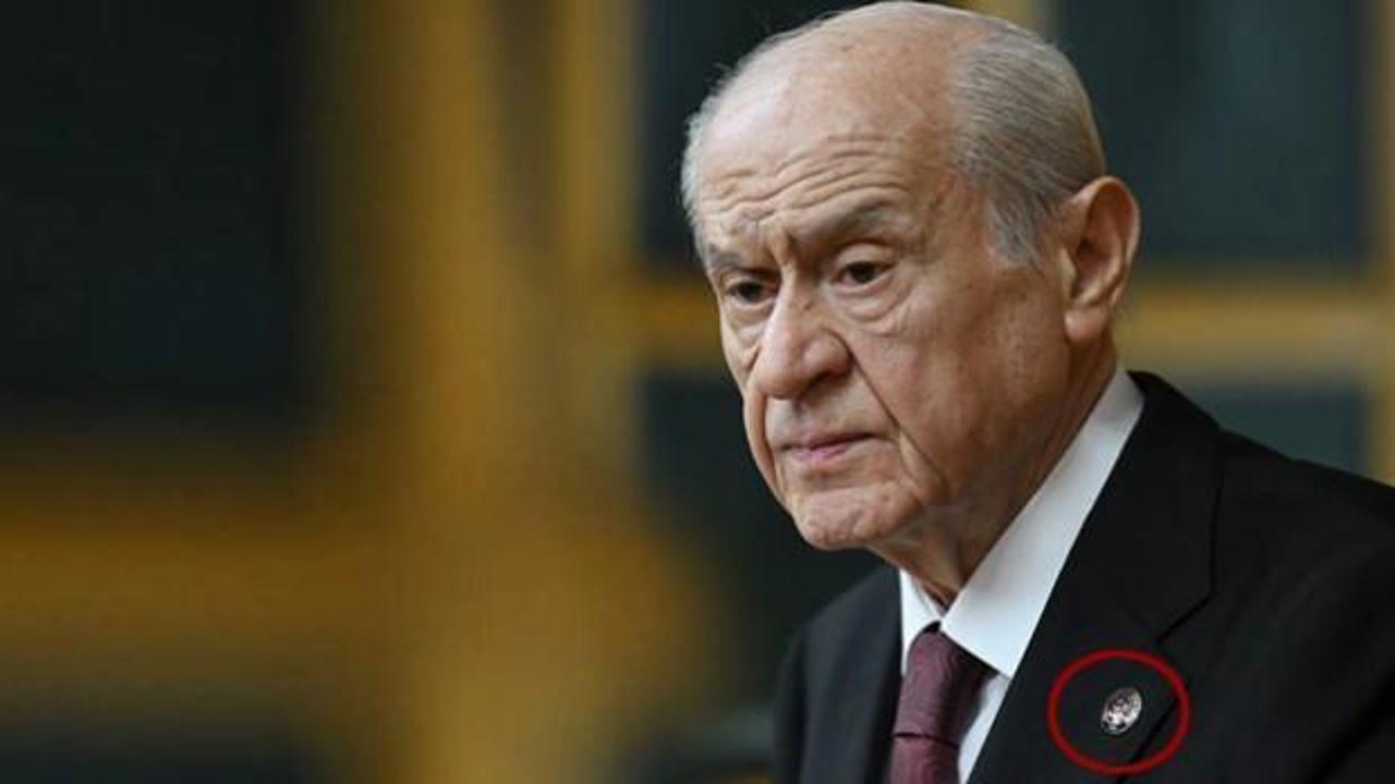 Bahçeli, Fatih Karagümrük rozeti ile grup toplantısına çıktı