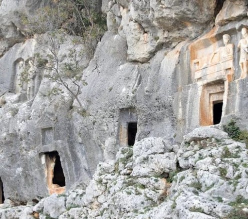Hacı Ahmet Ünlü, Çanakçı Nekropolisi’ndeki Kaya Mezarlarını Araştırdı
