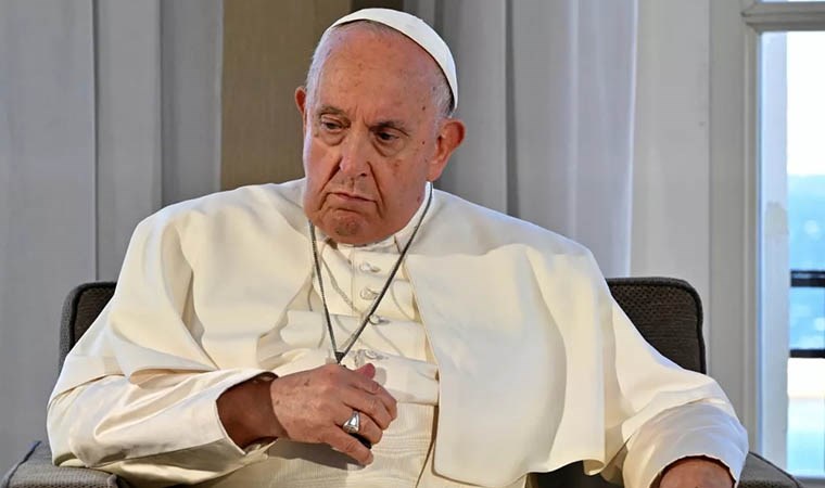 Vatikan’dan flaş açıklama: ‘Papa’nın sağlık durumu kritik’
