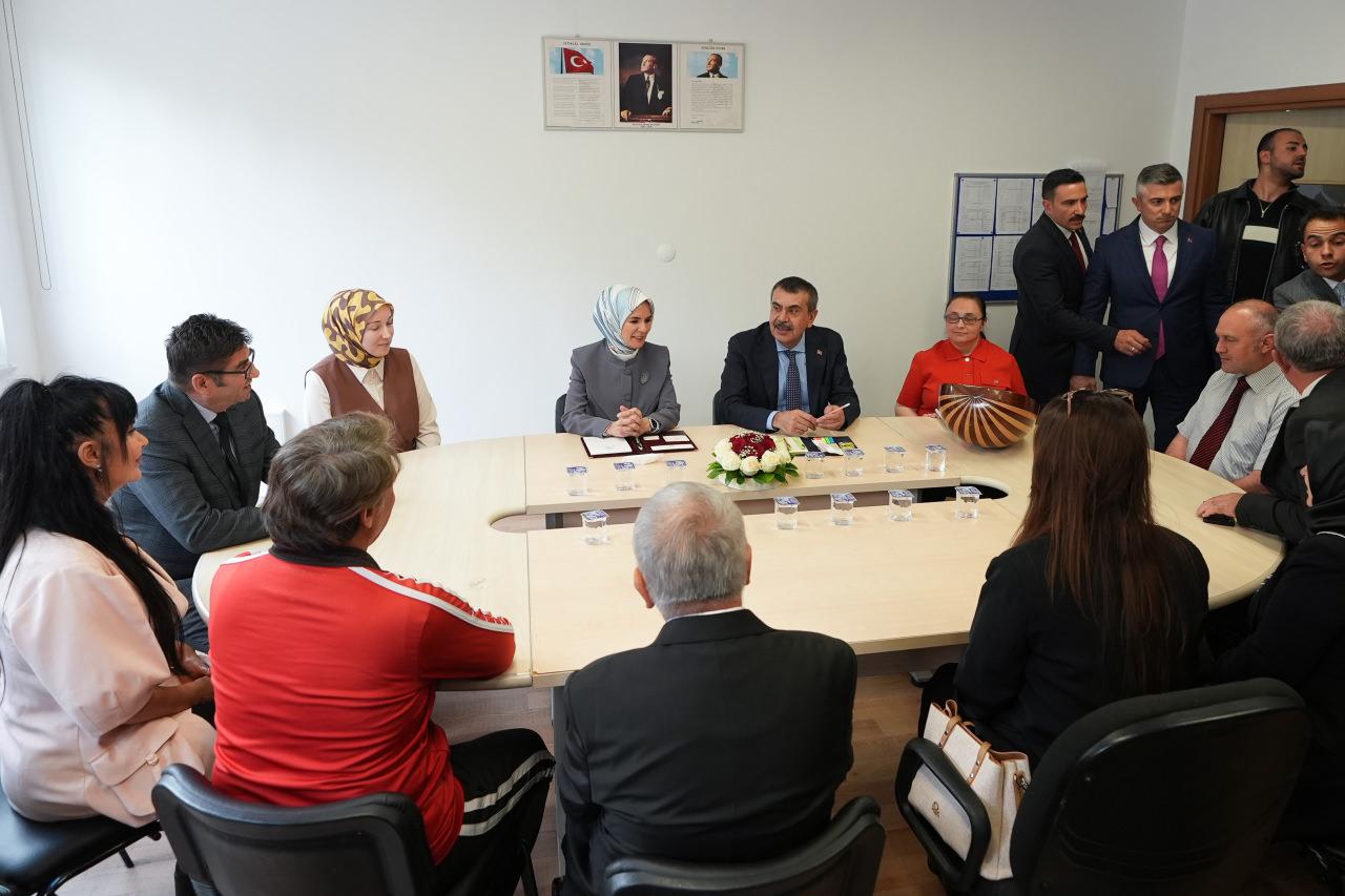 Bakan Tekin ve Bakan Göktaş'ın Kani Karaca Görme Engelliler İmam Hatip Lisesi'ne ziyareti
