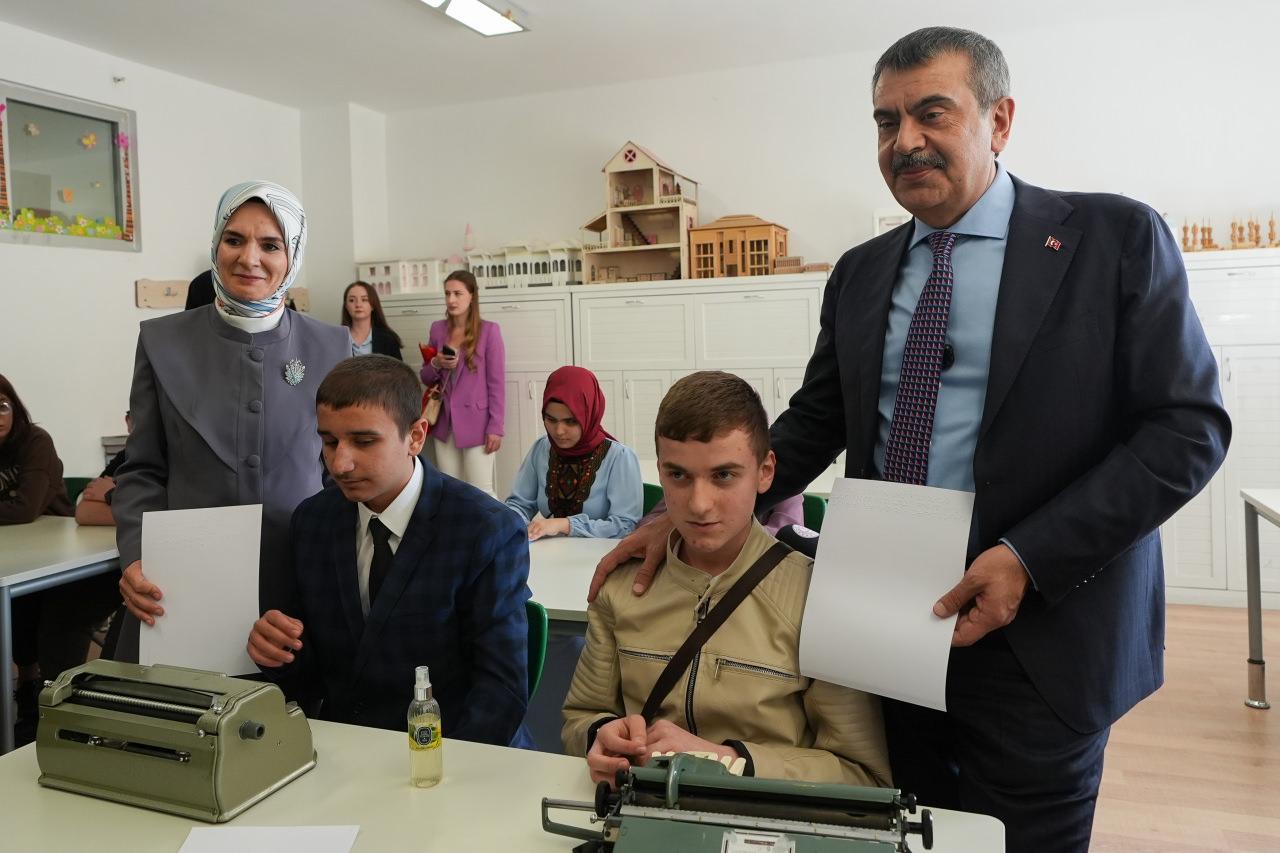 Bakan Tekin ve Bakan Göktaş'ın Kani Karaca Görme Engelliler İmam Hatip Lisesi'ne ziyareti