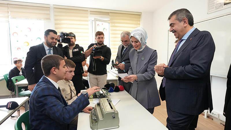 Bakanlar Tekin ve Göktaş’tan, görme engelli öğrencilere ziyaret