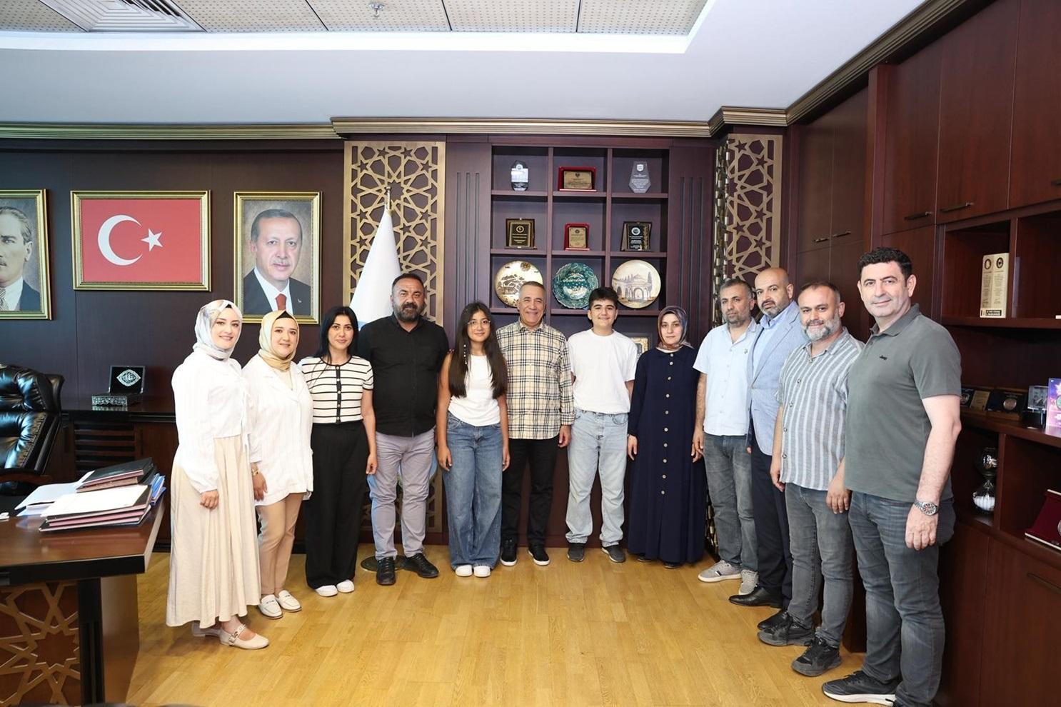 Sultangazi’de LGS’de birinci olan iki öğrenci, Abdurrahman Dursun’u ziyaret etti