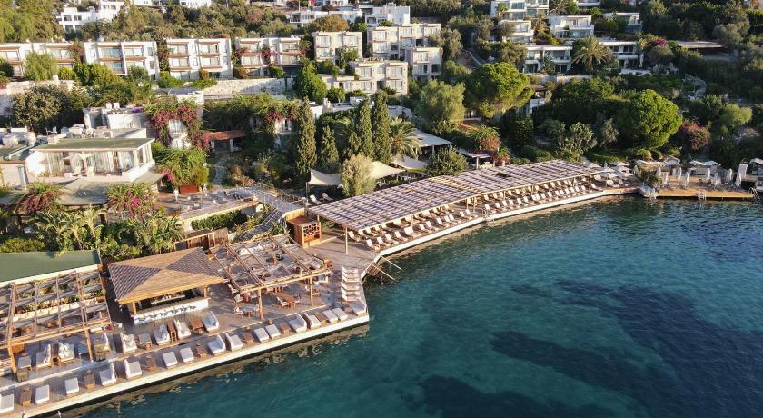 Bodrum Sosyetesinin Parlayan İsimleri: Ayşe Matur ve Sinem Çelik
