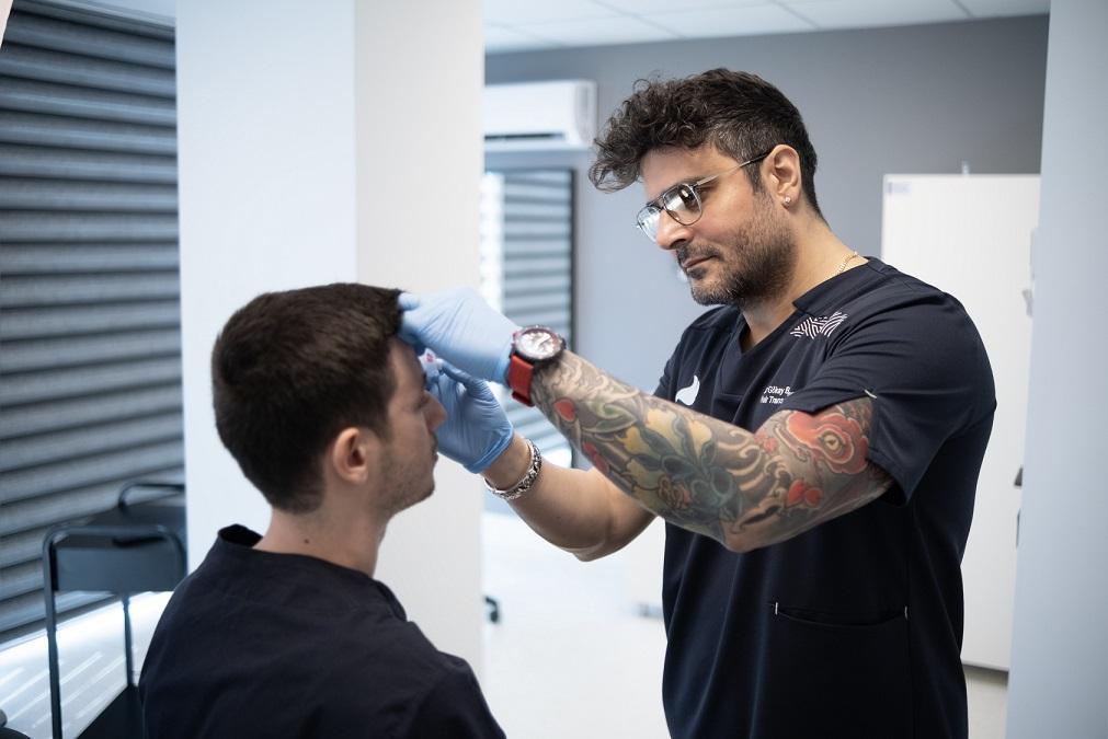 ‘Kadınlarda saç dökülmesi genetikle sınırlı değil; stres, beslenme ve hormonal dengesizlikler de büyük rol oynuyor’