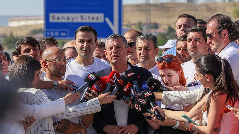 Özgür Özel: Fotoğraftan Atatürk’ü silenleri millet kalbinden silmiştir
