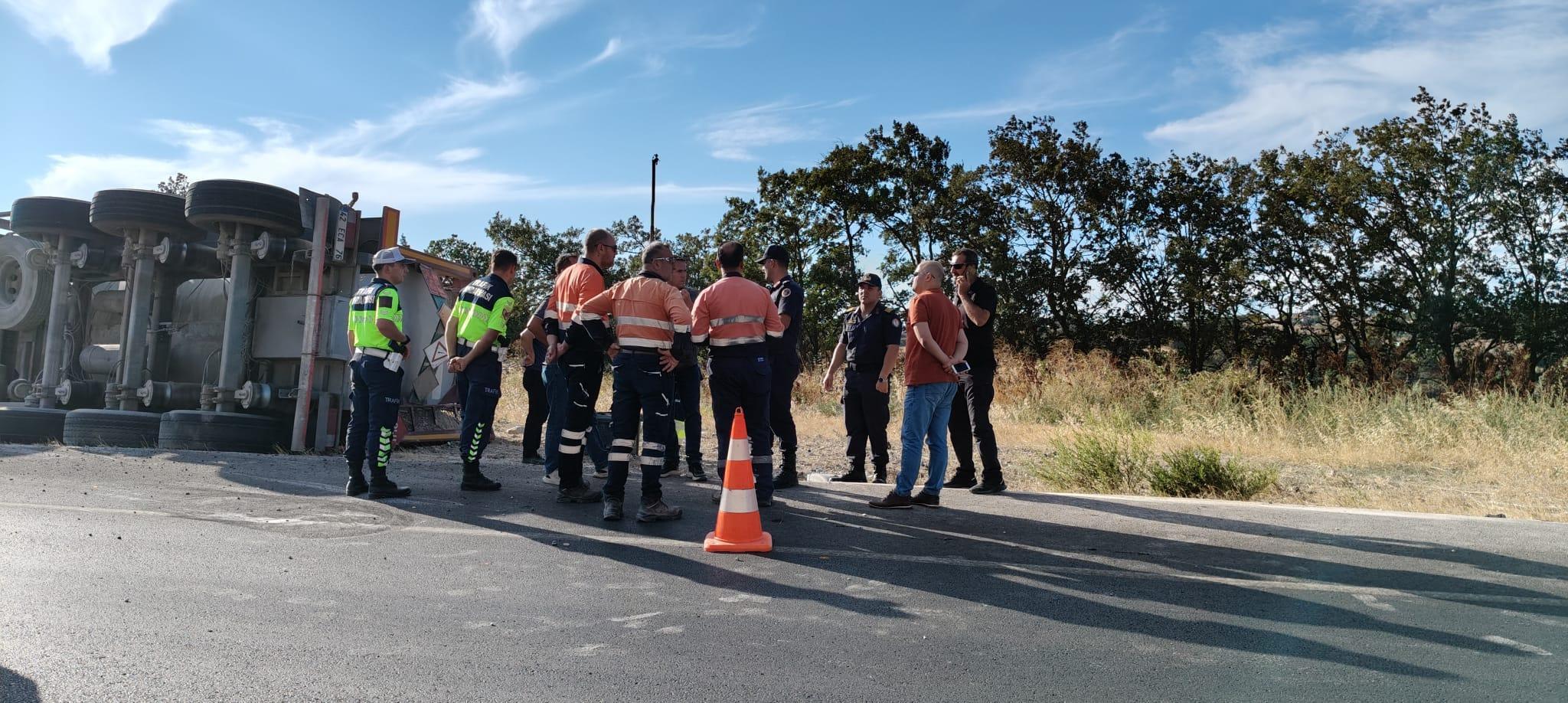 Balıkesir’de amonyum nitrat yüklü tanker devrildi; patlama riskine karşı yol kapatıldı (2)