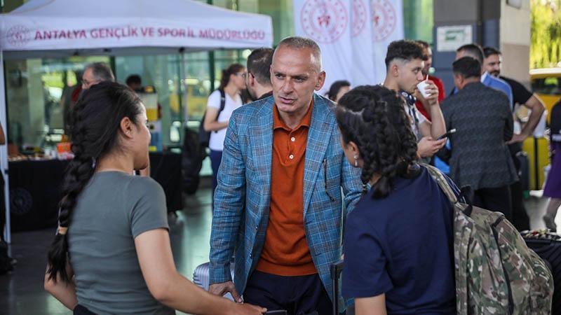 Antalya’da eğitim görecek üniversite öğrencilerine otogarda özel karşılama