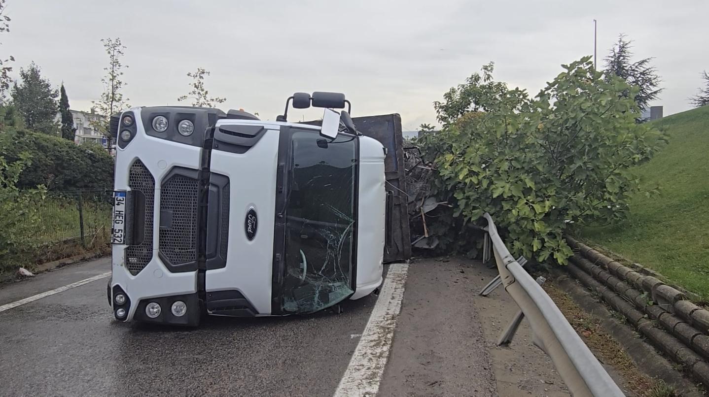 İstanbul – Sancaktepe TEM bağlantı yolunda kontrolden çıkan kamyon devrildi