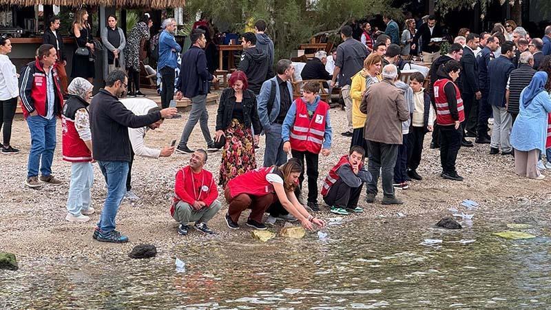 Özel gereksinimli öğrenciler Gazze için denize kağıttan kayıklar bıraktı