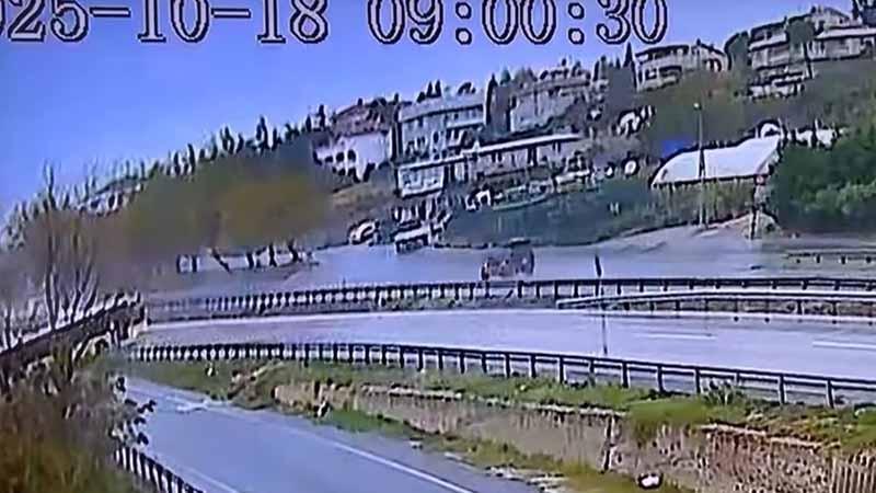 Büyükçekmece’de İETT otobüsünün kayarak yoldan çıktığı anlar kamerada