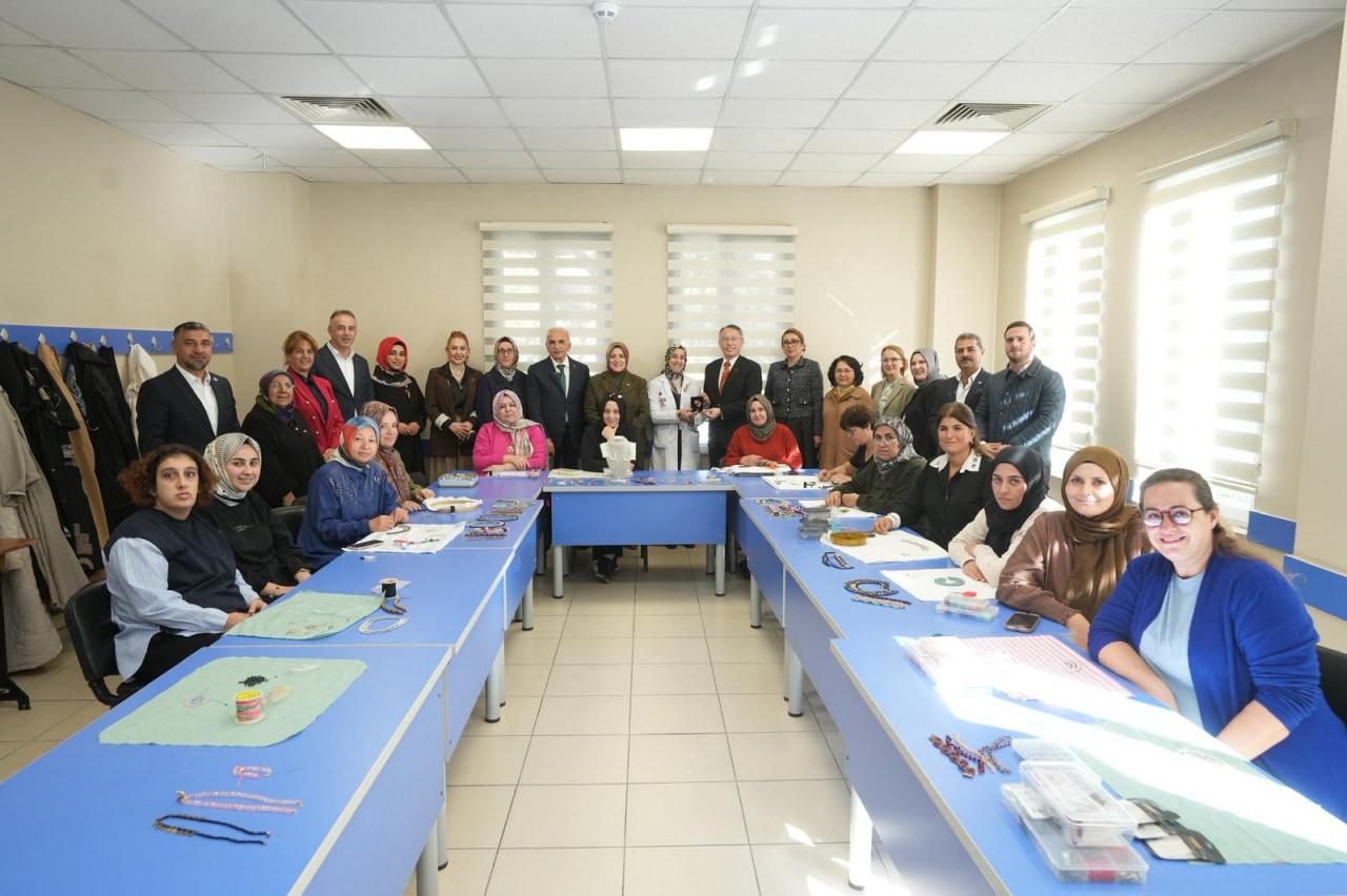 Ümraniye’de kadınların tasarım yolculuğu başlıyor: Moda ve Stil Okulu açıldı