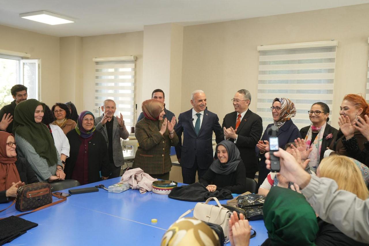 Ümraniye’de kadınların tasarım yolculuğu başlıyor: Moda ve Stil Okulu açıldı