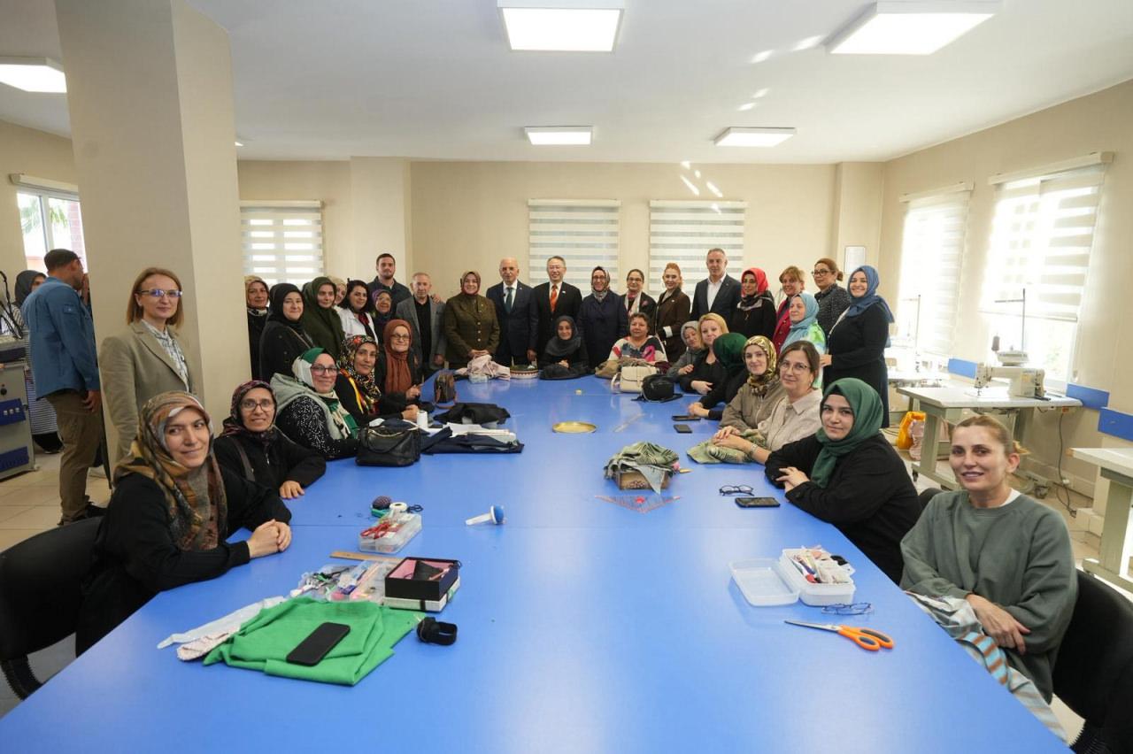 Ümraniye’de kadınların tasarım yolculuğu başlıyor: Moda ve Stil Okulu açıldı