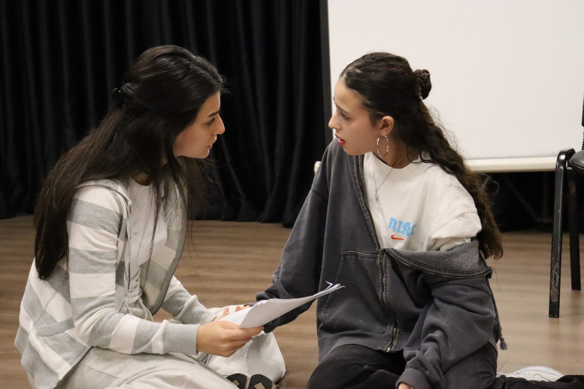 “Sen Yoktun Sessiz Çığlık” Tiyatro Oyunu Toplumsal Sorunlara Sahne Açtı