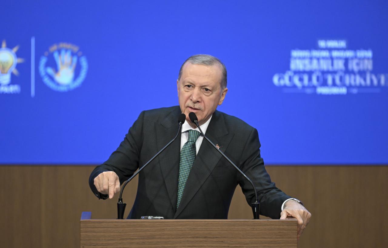 Cumhurbaşkanı Erdoğan'dan Özgür Özel'e sert tepki: Ya saldırganlaşıyor ya saçmalıyor