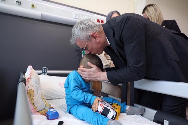 Bakan Memişoğlu: Bir buçuk milyon sağlık çalışanımız gece gündüz insanlarımıza hizmet etmek için çalışıyor