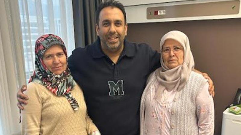 İki kız kardeş aynı gün meme kanserini yendi