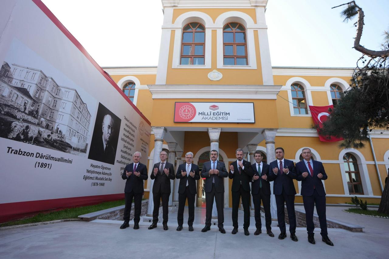 İlk ders Bakan Tekin'den! Milli Eğitim Akademisi kapılarını açtı!