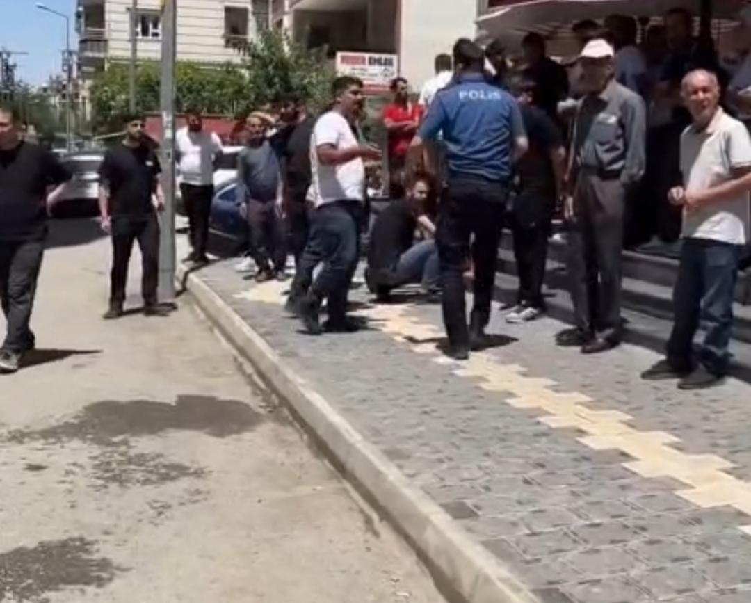 Silahlı alacak kavgasında bacaklarından vuruldu