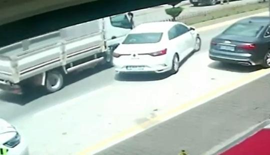 Otomobile kamyonetin çarptığı kaza kamerada