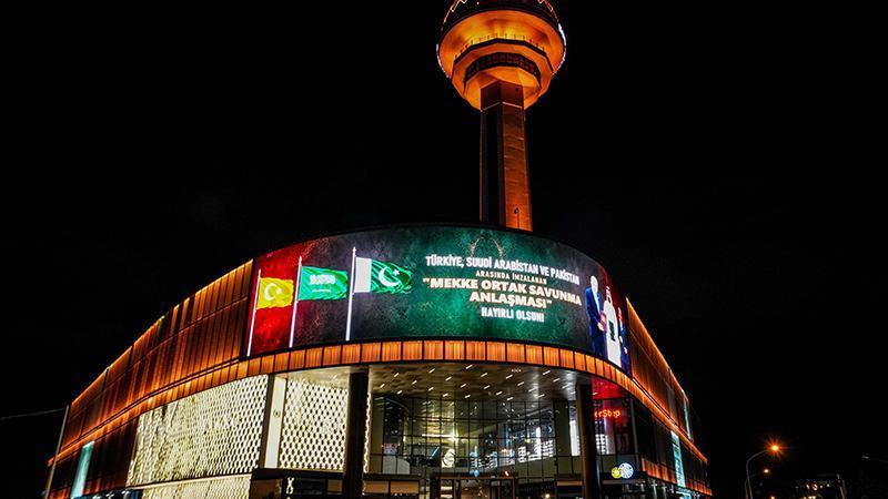 Cumhurbaşkanlığı İletişim Başkanlığı’ndan Mekke Anlaşması’na özel kampanya: Ankara ve İstanbul’un simgeleri aydınlatıldı