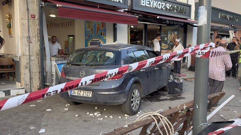 Beykoz’da otomobil kaldırımdaki yayaların arasına daldı: 5 yaralı