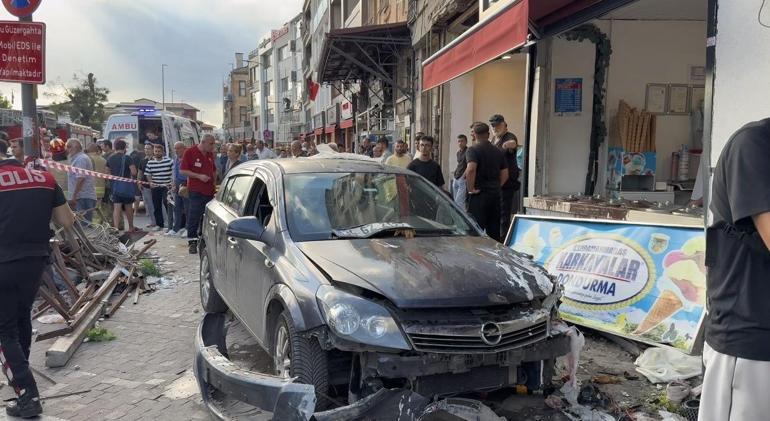 Beykoz’da otomobil kaldırımdaki yayaların arasına daldı: 5 yaralı