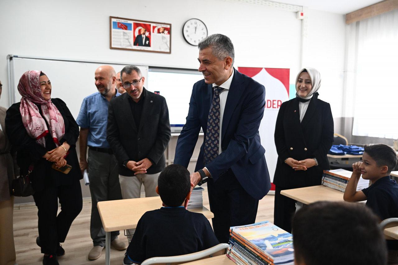 Eyüpsultan’da öğrencilerin yüzünü güldüren proje! 13 okulda “Aramıza Hoş Geldin” sürprizi