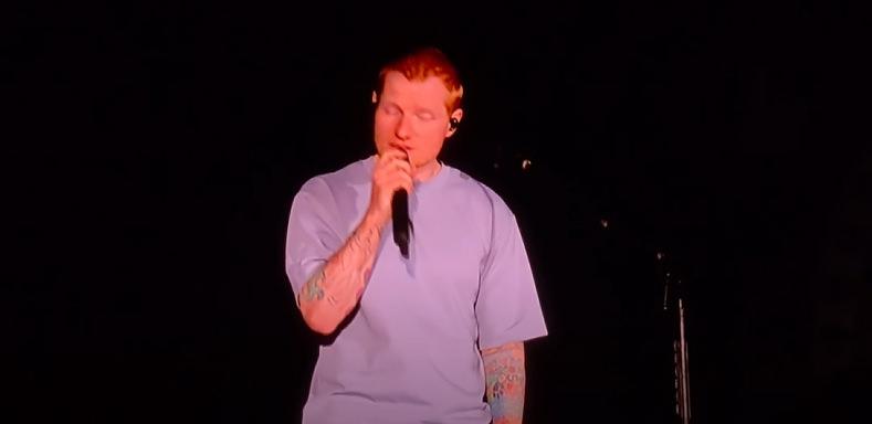 Dünyada gündeme oturdu! Ed Sheeran sahnede ağladı, özür diledi: Artık gizleyemem