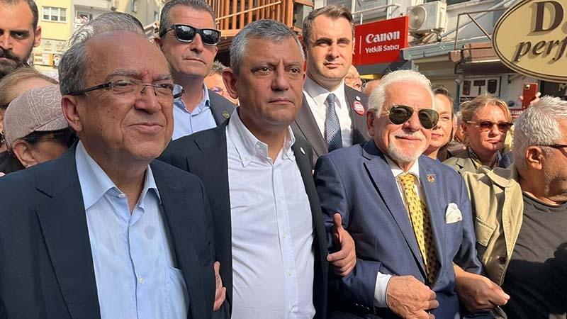 Özgür Özel, İzmir’de gazetecilerin yürüyüşüne katıldı